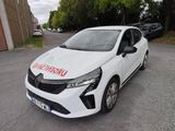 une voiture blanche garée dans un parking