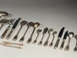 de nombreuses fourchettes et cuillères disposées sur la table