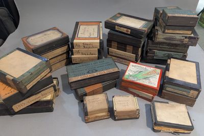 de nombreux vieux livres empilés les uns sur les autres sur une table