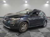 la voiture bleue est garée dans le garage sur un sol en damier