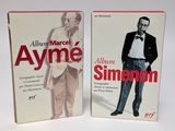 deux livres posés sur une table