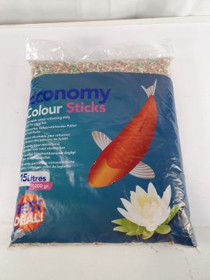 un gros plan sur un sachet de nourriture pour poissons posé sur une table