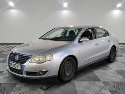 une photo d'une Volkswagen Passat argentée garée dans un garage