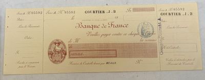 une vieille carte postale sur laquelle figure la photo d'une femme