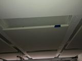 une photo d'une pièce dont le plafond a été peint en blanc