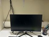 un bureau d'ordinateur avec un clavier, une souris et un écran