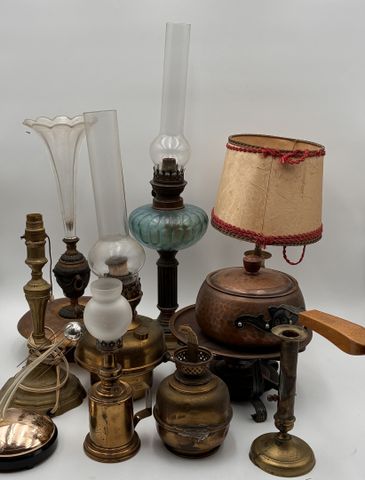 Lot de lampes à pétrole, lampe en cuivre électrifié, casserole cu...