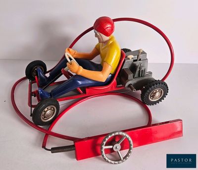 une figurine représentant un homme au volant d'une petite voiture