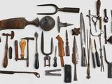 les nombreux types d'outils qui se trouvent sur la table
