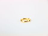 un anneau d'or sur une surface blanche