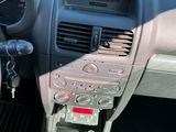 le tableau de bord d'une voiture, avec son volant et ses commandes