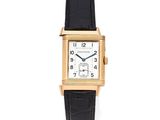 une montre-bracelet rectangulaire en or jaune 18 carats, avec un bracelet en cuir noir