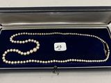 un gros plan d'un collier dans un écrin posé sur une table