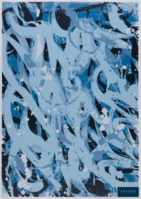 une peinture abstraite réalisée à la peinture bleue et noire sur fond blanc