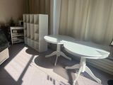 une table blanche et une chaise blanche dans une pièce