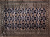 un vieux tapis orné d'un motif bleu et marron