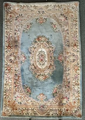 un tapis ancien orné d'un motif floral sur fond bleu