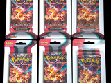 L'emballage contient quatre paquets de cartes à collectionner Pokémon.