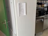 un réfrigérateur blanc dans une cuisine avec une porte verte