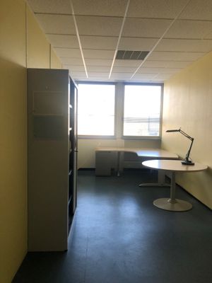 une pièce avec un bureau et une chaise