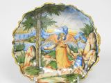 une assiette décorative ornée d'une peinture représentant des anges