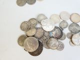 beaucoup de pièces qui sont sur la table
