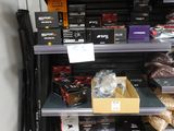 beaucoup d'articles sur les étagères du magasin