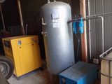 un chauffe-eau situé à côté d'un boîtier jaune