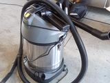 un aspirateur posé par terre à côté d'une cuisinière