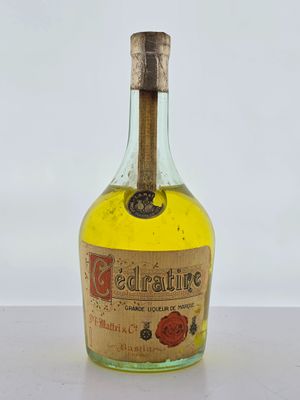 une bouteille contenant un liquide jaune posée sur une table
