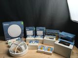 un grand nombre d'appareils électroniques posés sur une table