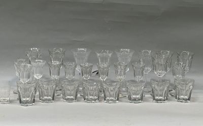 un grand nombre de verres posés sur une table