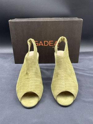 une paire de chaussures pour femme avec une boîte sur le côté