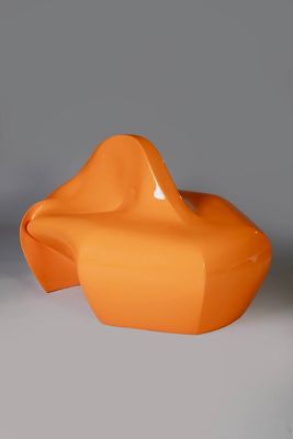 une chaise orange posée sur une table