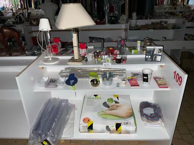 une table sur laquelle se trouvent une lampe et divers objets