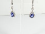 une paire de boucles d'oreilles en saphir bleu et diamants