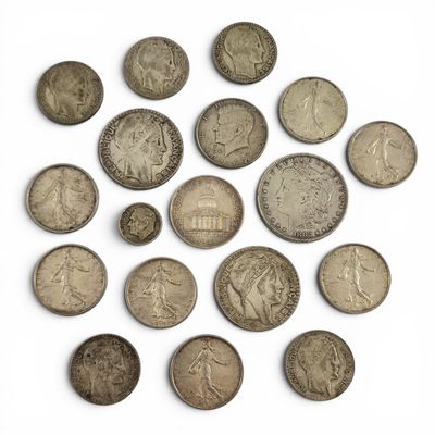 une image représentant un tas de pièces de monnaie sur une surface blanche