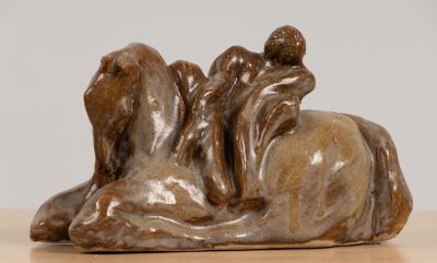 Femme sur un cheval. Sculpture en grès, non signée.