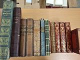 de nombreux livres anciens sur une étagère dans une pièce