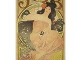 une photo d'une femme en robe rose, assise sur un canapé