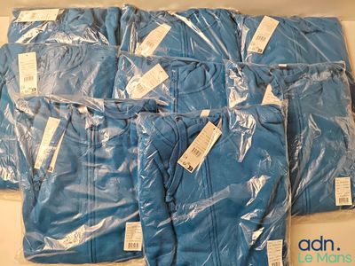 plusieurs paires de pantalons bleus posées sur une table blanche