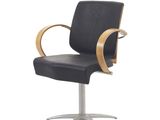 La chaise est en cuir noir et possède une structure en bois.