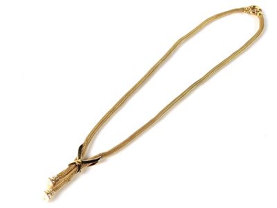 une image représentant un collier en or orné d'une plume