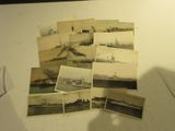 beaucoup de vieilles photos de bateaux sur la table