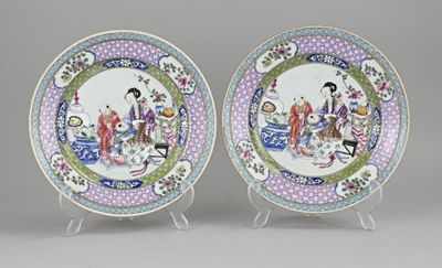 paire d'assiettes chinoises de la famille bleue ornées de personnages
