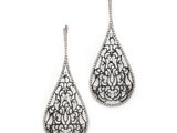une image représentant une paire de boucles d'oreilles au motif en filigrane
