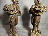paire de figurines anciennes en bronze représentant une femme tenant un panier de fruits