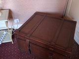 un petit coffre en bois posé à côté d'une lampe sur une table