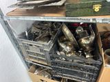 une étagère en métal sur laquelle sont posés plusieurs objets en argent