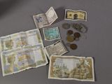 beaucoup d'argent et de pièces de monnaie sur la table